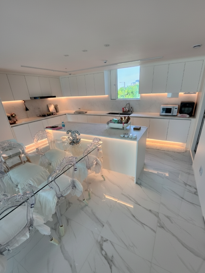 상부장에 바로 부착된 초슬림 조명